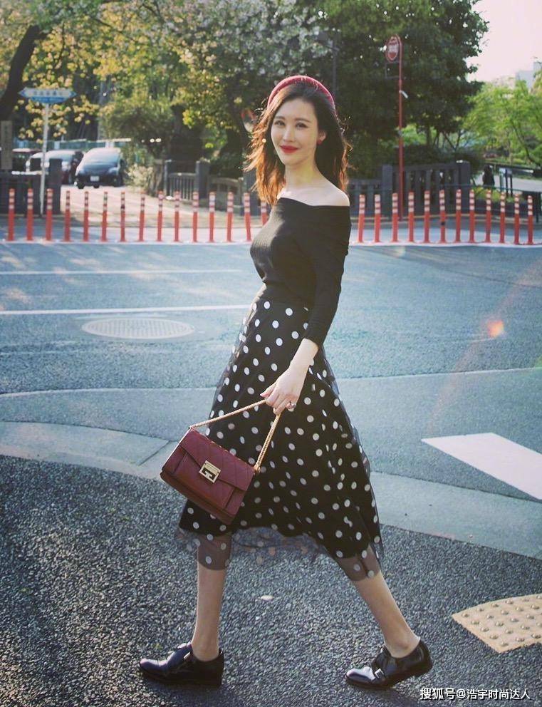 原创田朴珺终于低调了穿牛仔外套配白t恤走机场打底裤秀出好身材