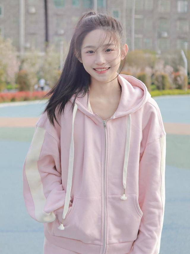 粉色运动衣裤套装穿搭,展现少女的青春活力,又清纯漂亮粉色运动衣裤