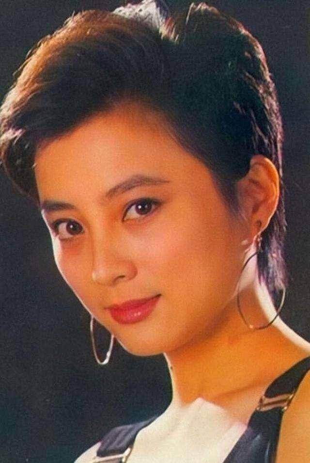 原创57岁李玲玉近照曝光玉兔精风采依旧如今混血儿子成骄傲