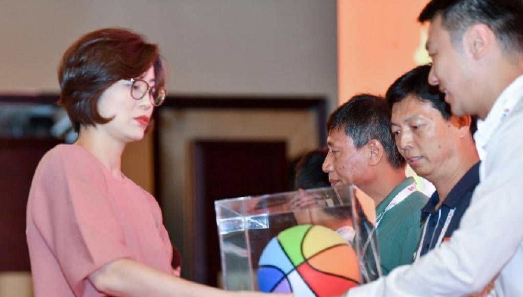 原创姚明妻子叶莉近照曝光装扮简洁却展现优雅气质身高成最大焦点