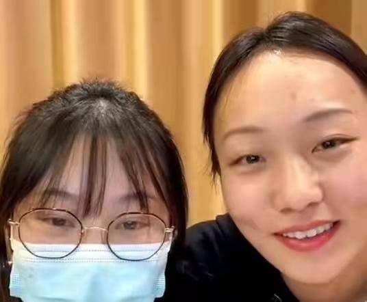 (左为张晓华,右为邵宇轩)据报道"疯狂的亲生姐妹"为一则广告出价50