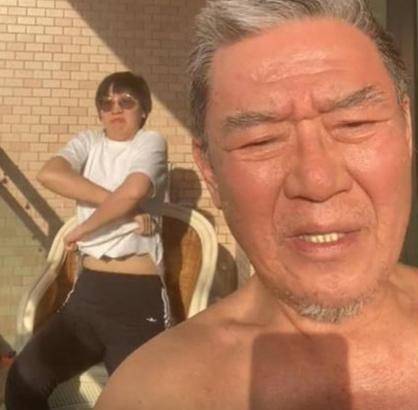 原创李立群打赤膊日光浴女儿一动作吓坏网友