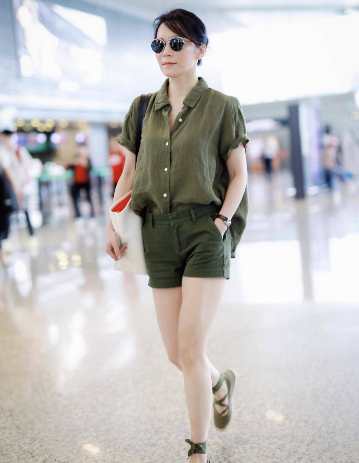 原创被俞飞鸿的好气质征服一身绿色衬衫短裤走机场气场直接开挂