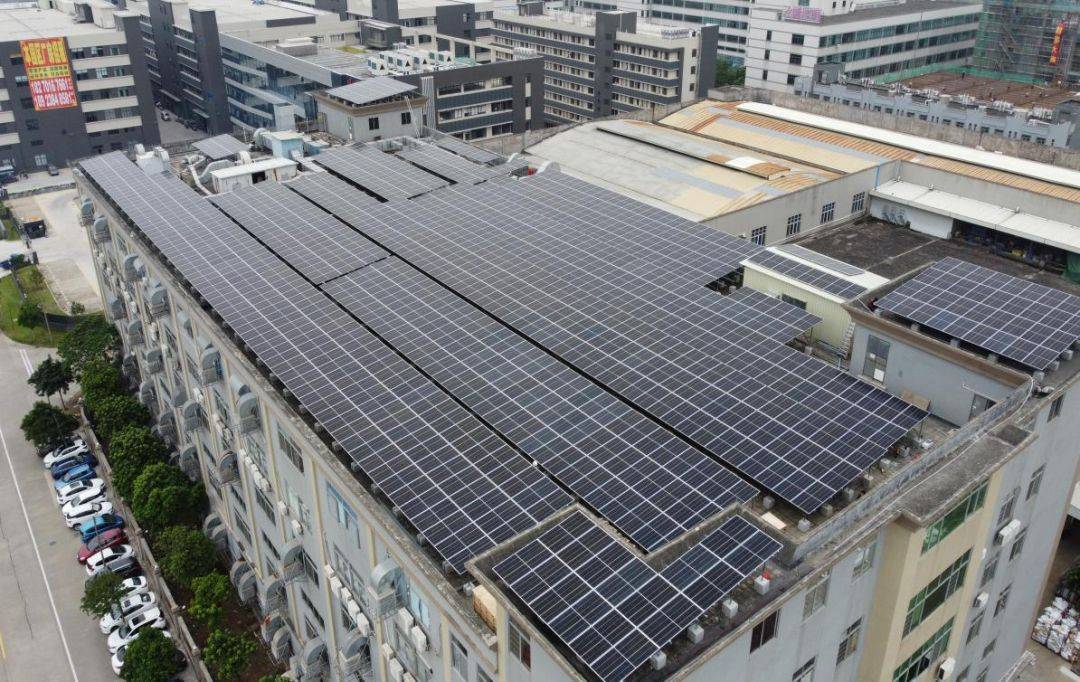 此外,以公有物业屋顶与停车场光伏建设为引领,首批还有公共建筑约3.