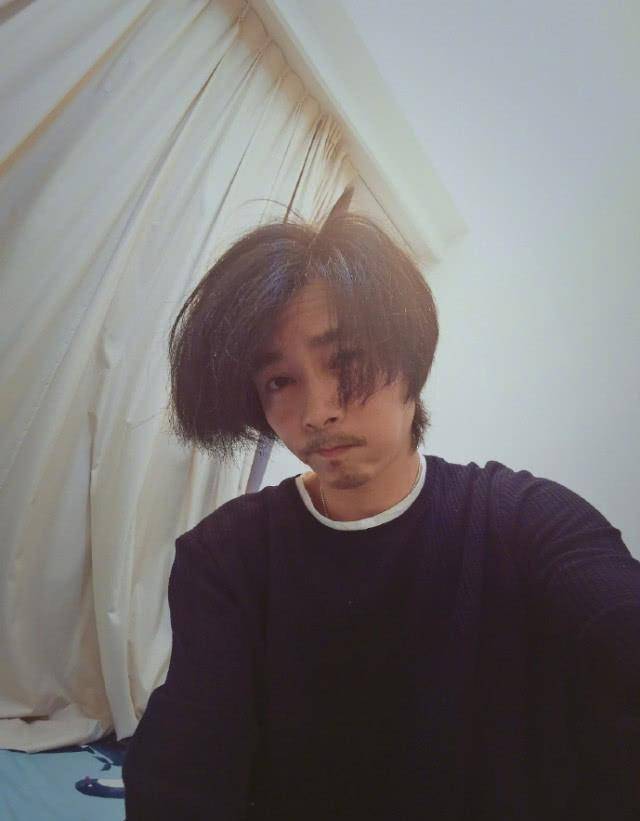 张晋,胡子也懒得刮,对镜头嘟嘴卖萌,一眼看上去像极了留短发的蔡少芬