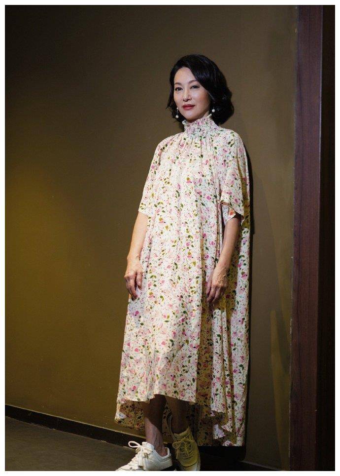 原创59岁惠英红不服老连换两套碎花裙越穿越年轻搭配运动鞋好减龄