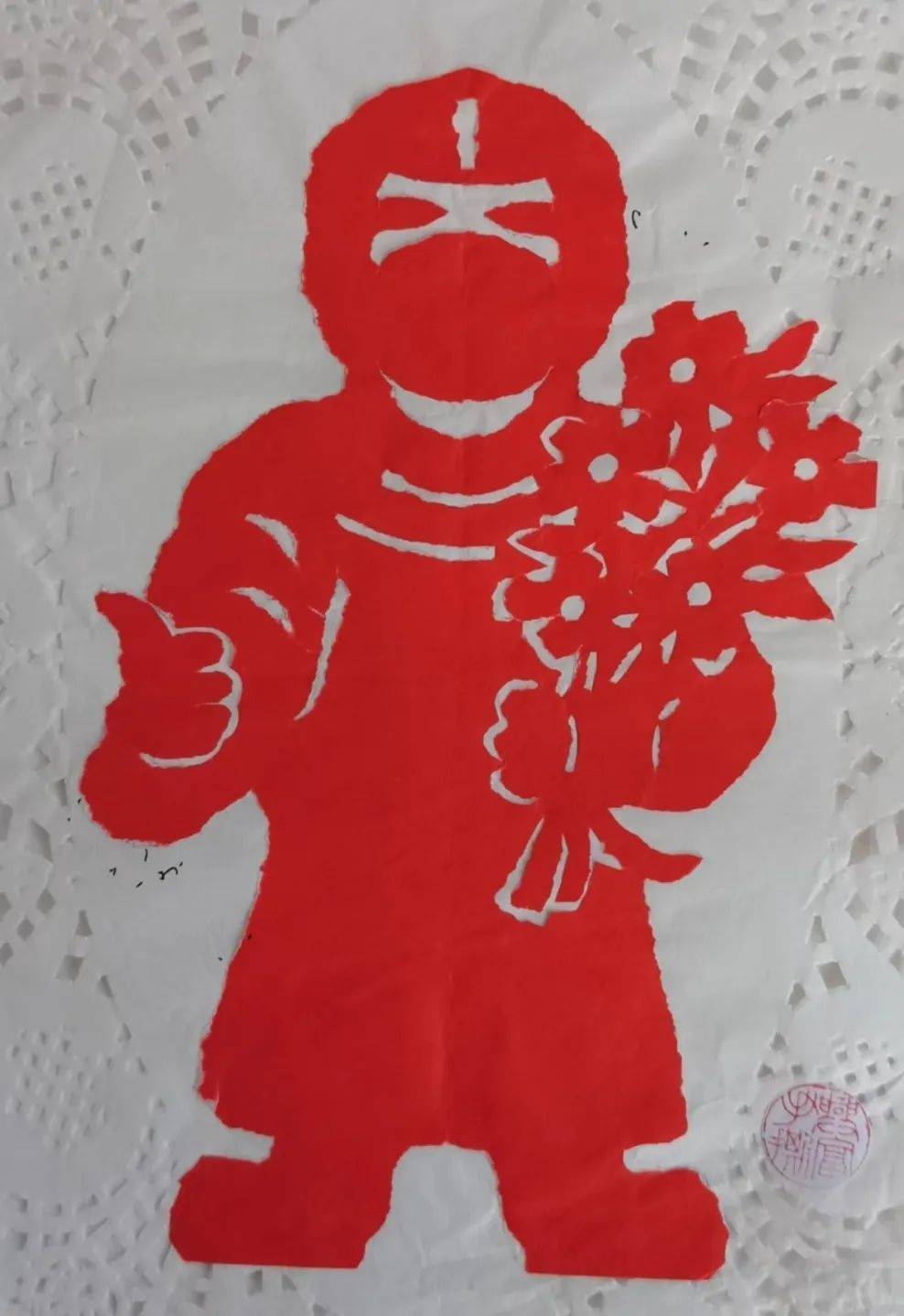 非遗传承人华兴富用撕纸作品致敬抗疫英雄