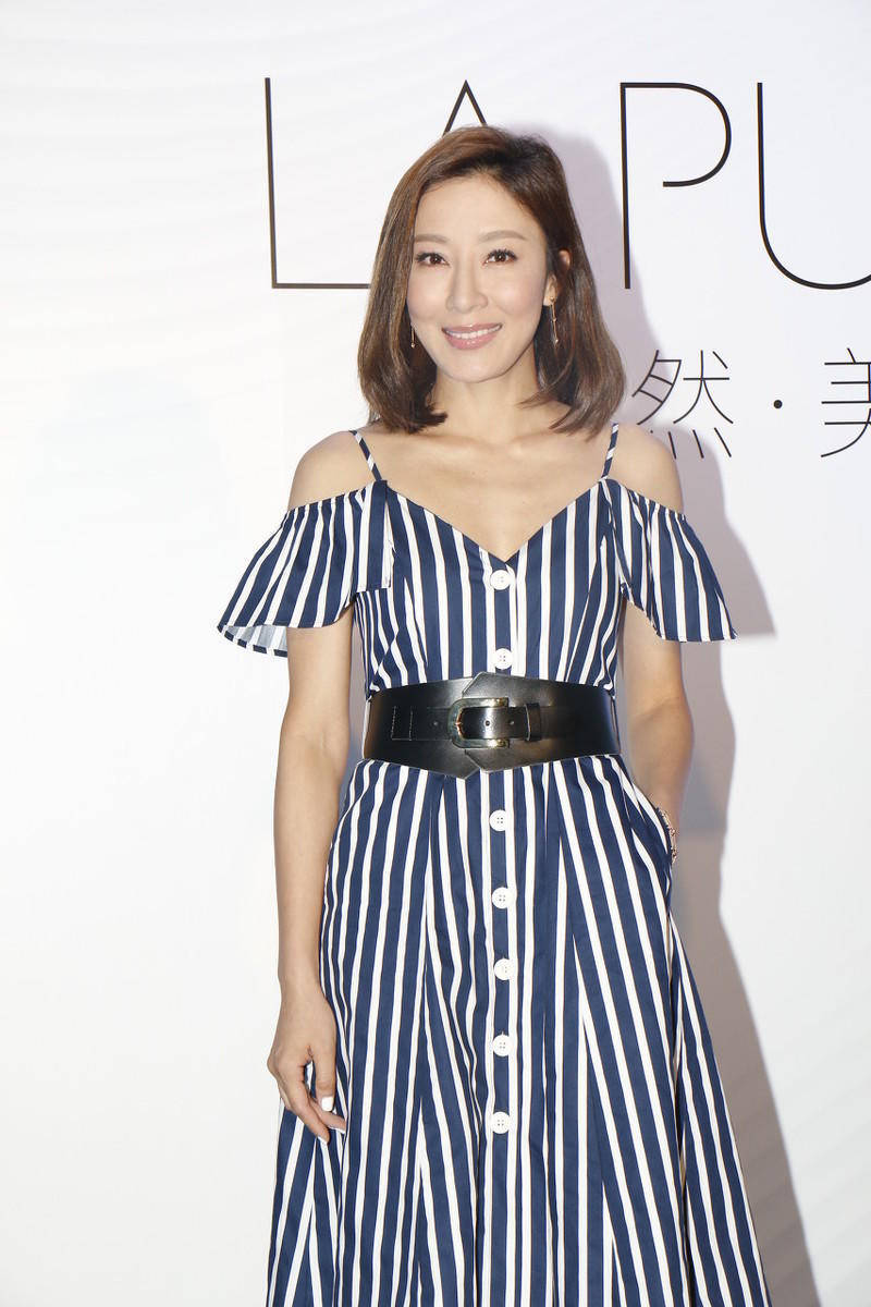 原创40岁杨怡气质真好穿吊带条纹连衣裙配腰带锁骨发型时髦又减龄