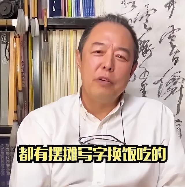 原创张铁林脚踩书法惹争议网友斥其素质低曾直播卖字要价十万