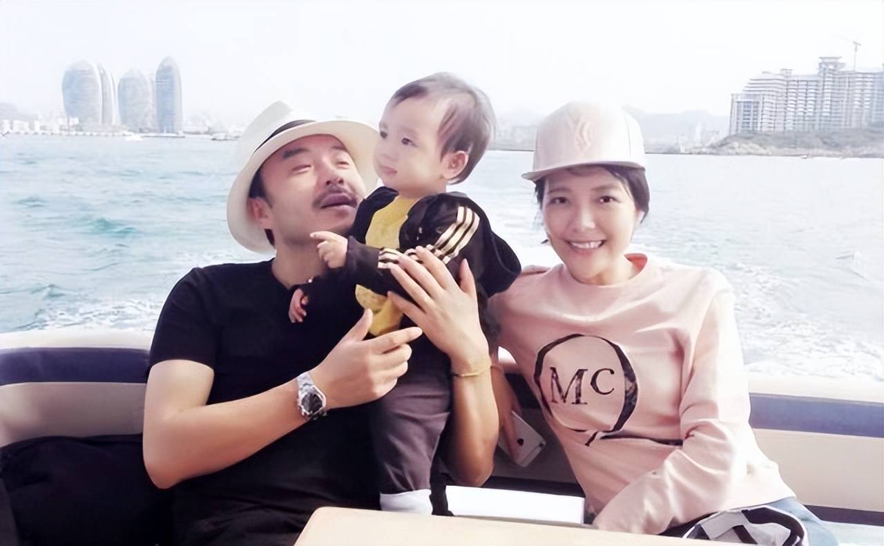 原创杨乐乐上班路上抽时间给孩子挤奶吃汪涵吐槽她只顾孩子不顾自己