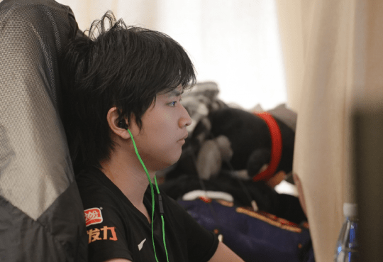 通过公布往日里的聊天记录,huanfeng的前女友荔枝姐在微博称,自己在与