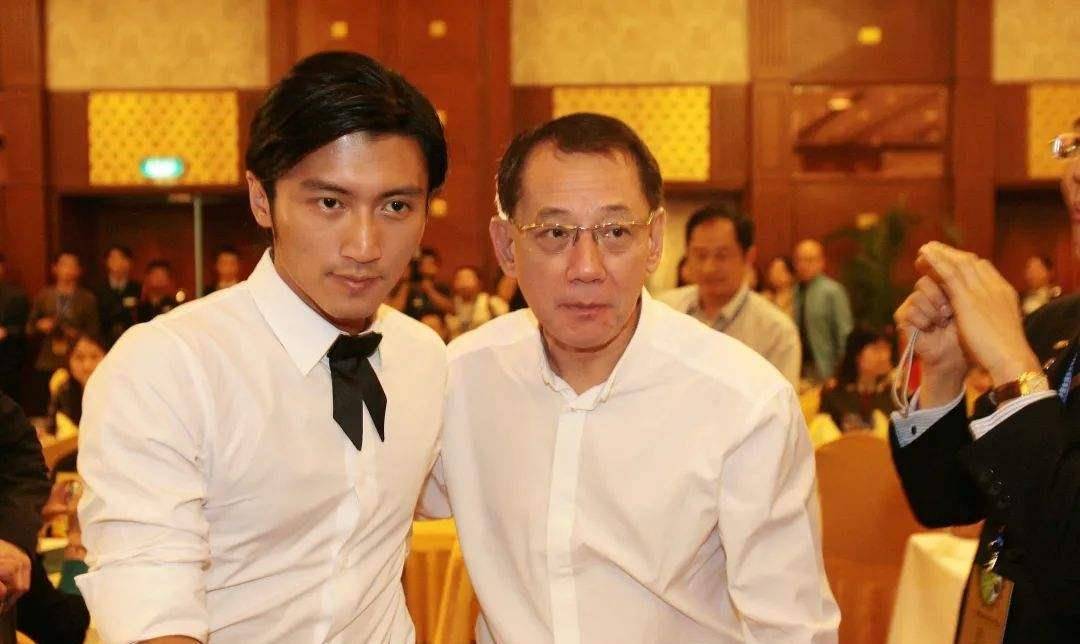 而且不要忘了,谢霆锋还有个叫杨受成的干爹,而其干爹背后的英皇集团