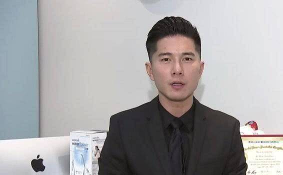 原创他曾是可米小子主唱20岁时彩排摔成重伤苦学医术成知名牙医