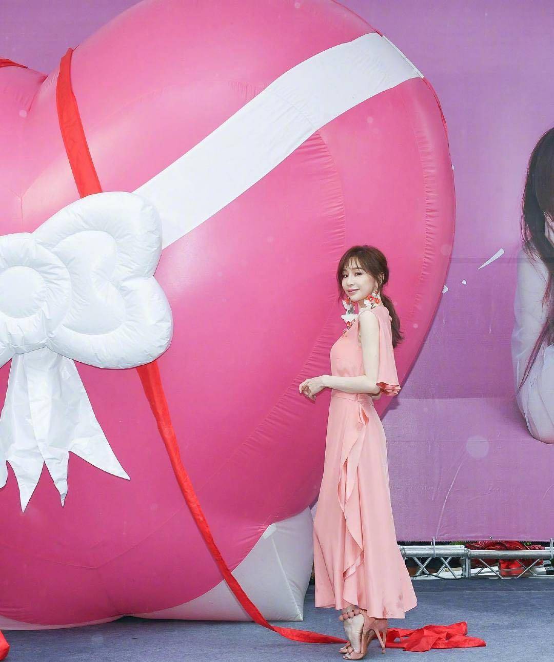 原创甜心教主王心凌近照大变样穿粉裙肤色惨白面部僵硬微笑都控制不了