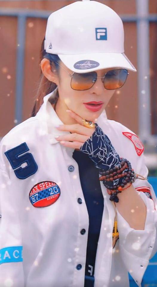 原创53岁张敏近照暴瘦一大圈下巴溜尖脸上没有肉腿太细裤子显宽松