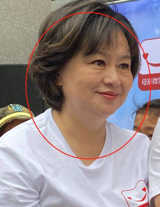 54岁鞠萍姐姐近照被传,素颜模样老得太明显,观众差点没认出来