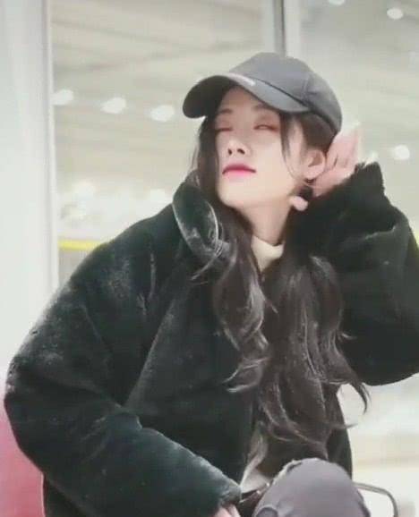 原创鞠婧祎打哈欠赶紧用手捂嘴接下来的表情萌翻全场秒变鞠三岁