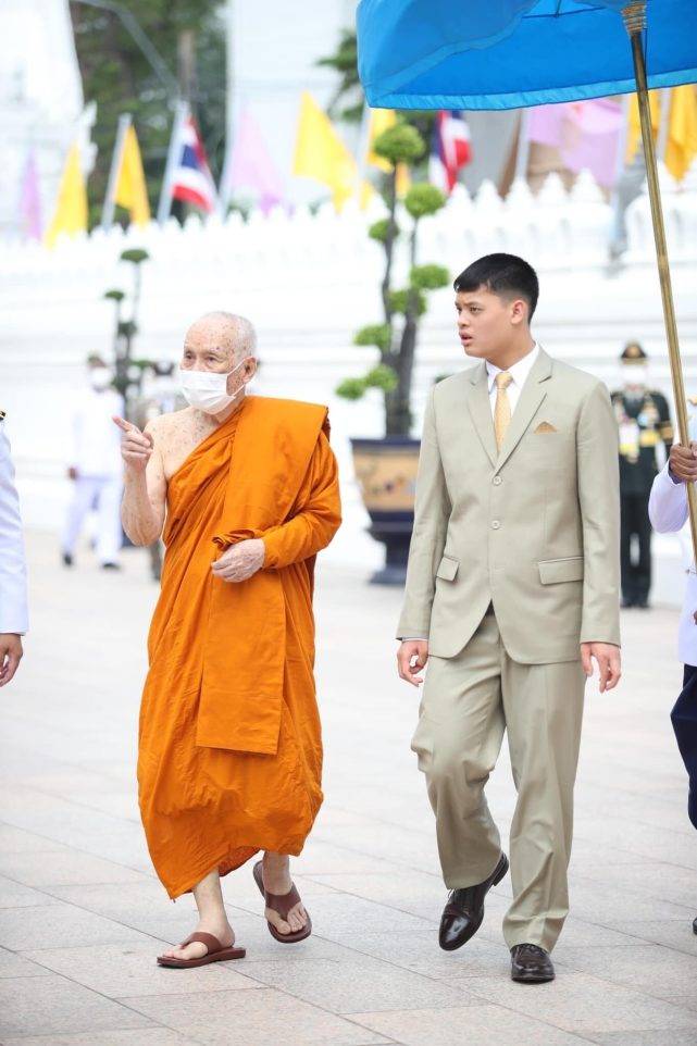 原创泰国16岁提帮功王子挑大梁身高超过180穿西装亮相长成大帅哥