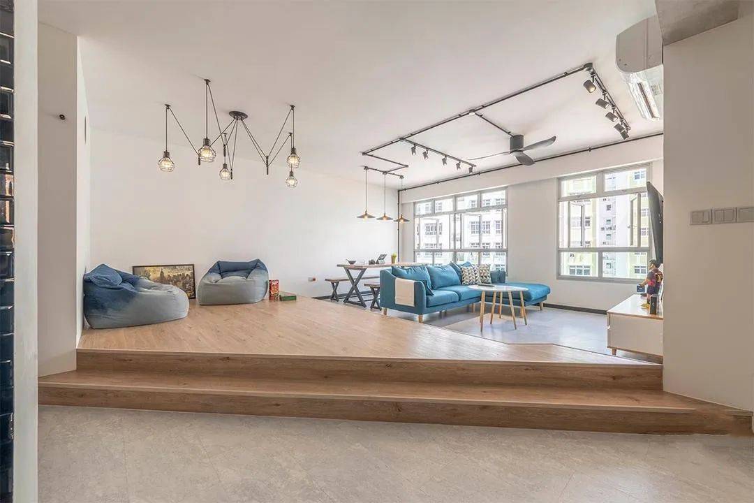 邻居嫌弃的大横厅小姐姐在客厅砌了个榻榻米说不羡慕我不信