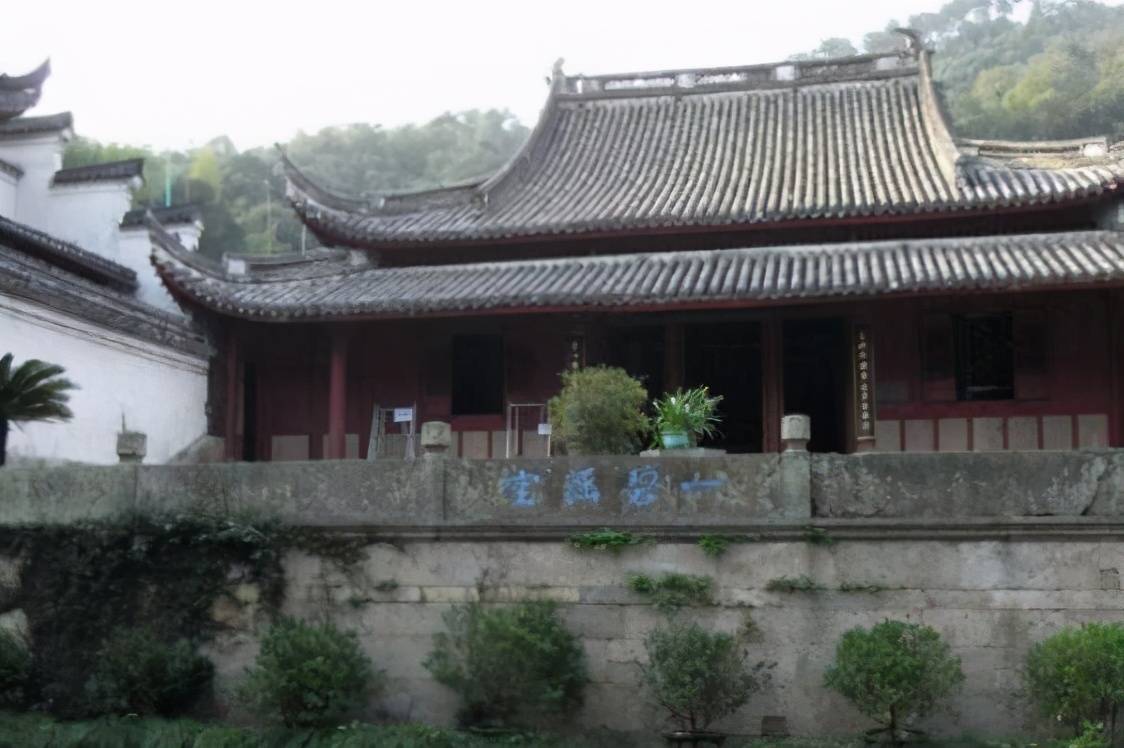 浙江有一座寺庙，始建于东汉时期，已有千年历史，却无和尚无佛像