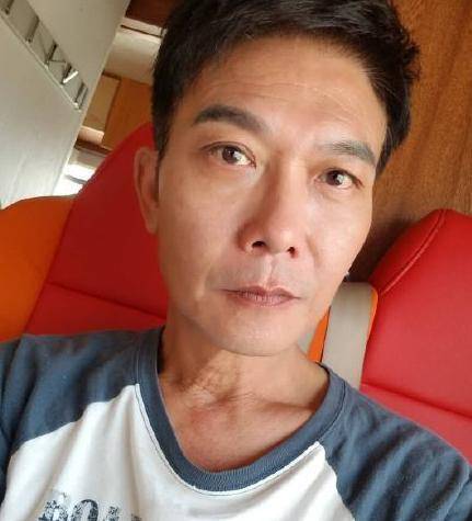 原创57岁钱小豪近照拍新戏男扮女装脖子褶皱横生老态明显