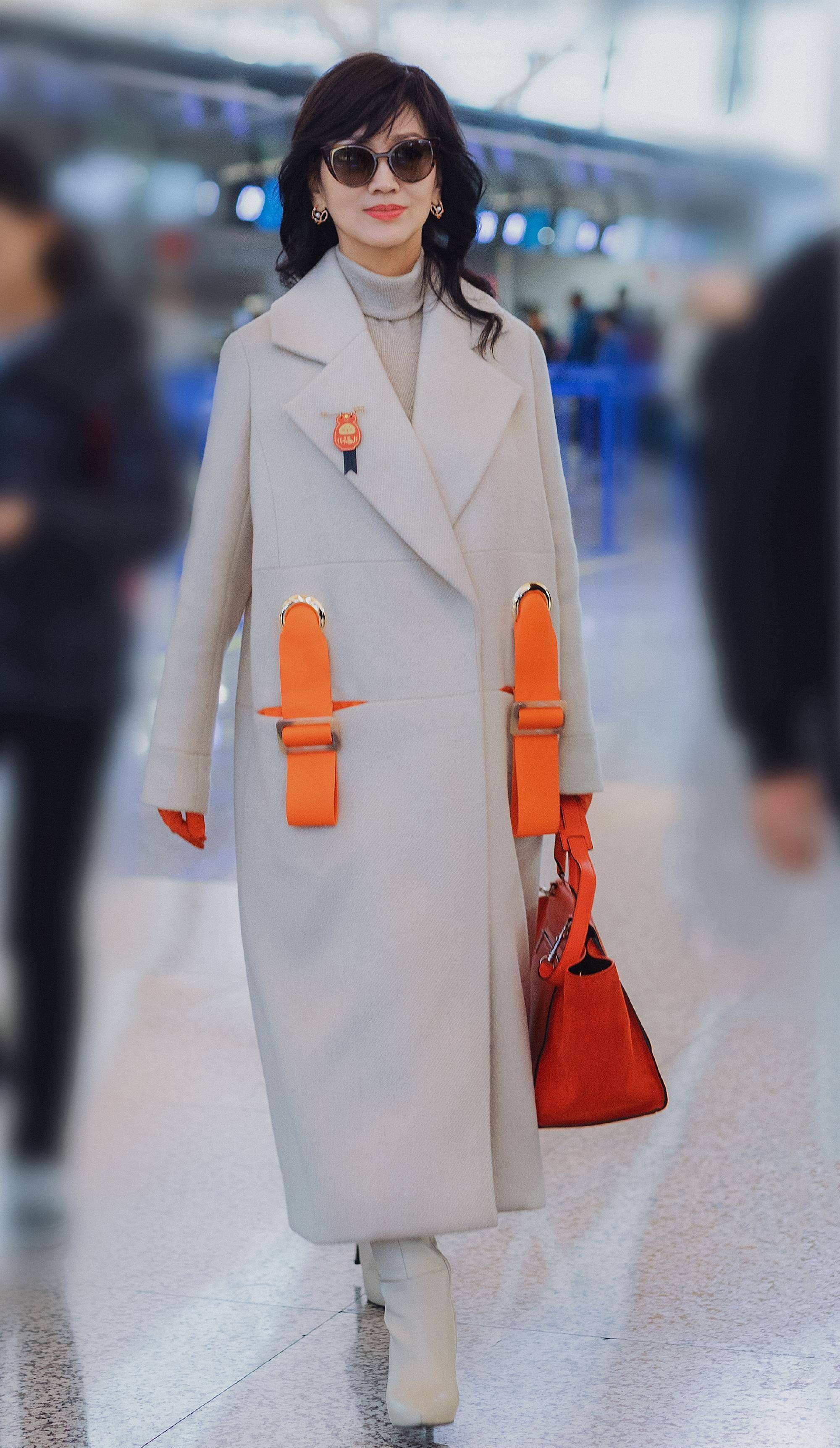 短款的衣服也有这个功能,赵雅芝也曾穿过一件白色的短款羽绒服