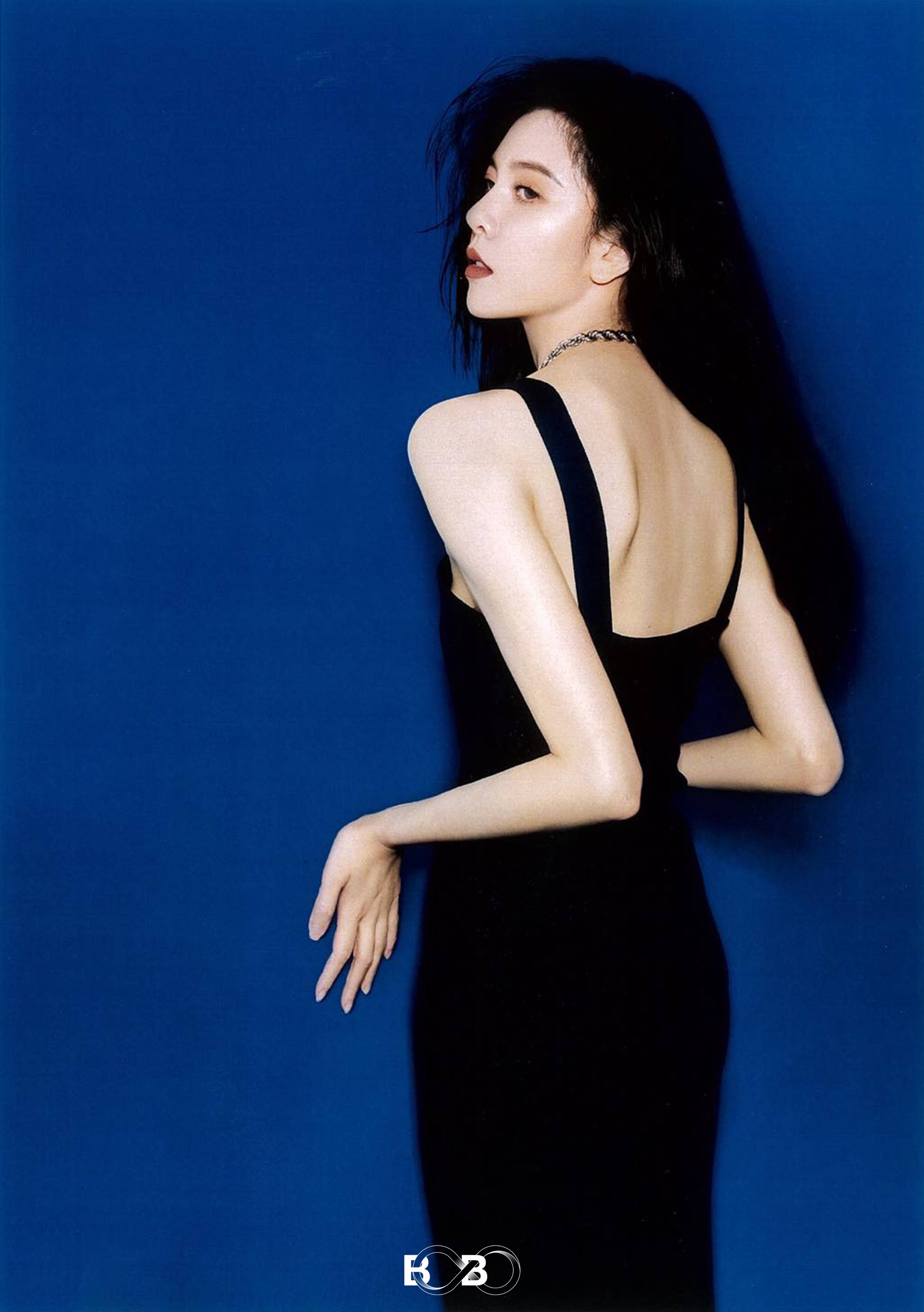 宋妍霏身着stjohn2022春季系列