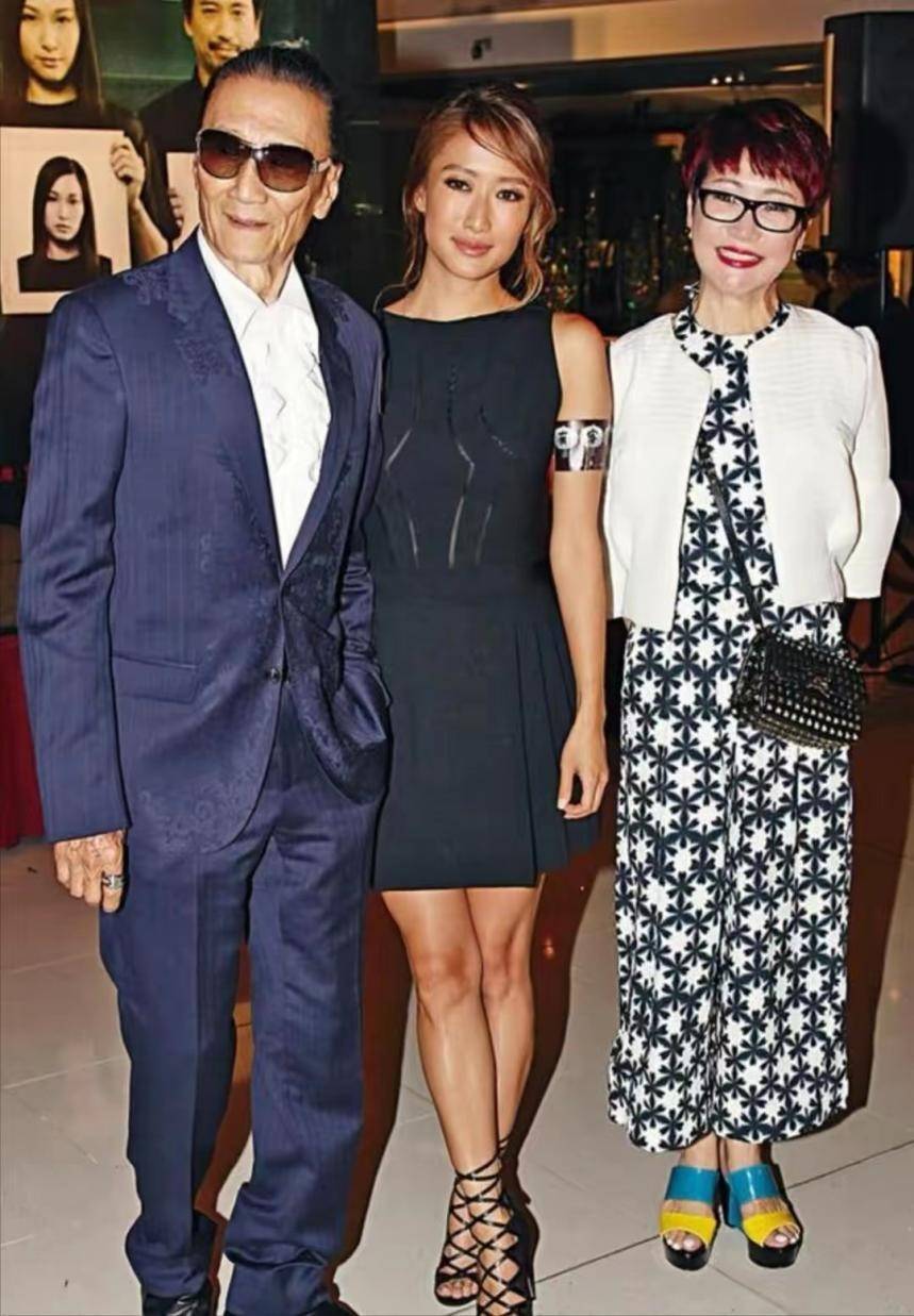 他也有一段幸福的婚姻,生下了儿子谢霆锋和女儿谢婷婷和49岁女友coco
