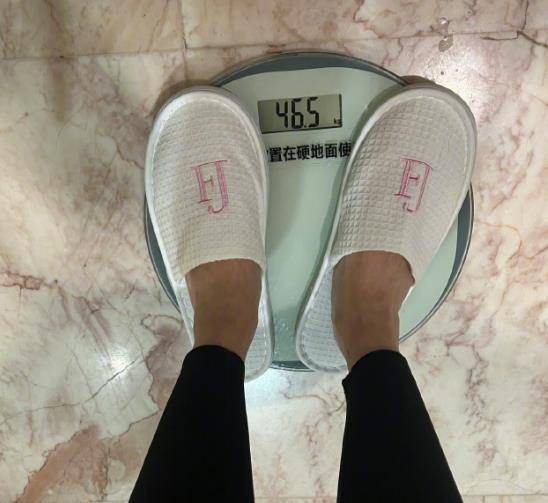 从体重秤上来看,如今的甘婷婷体重仅有92斤左右,完全算得上是标准的"