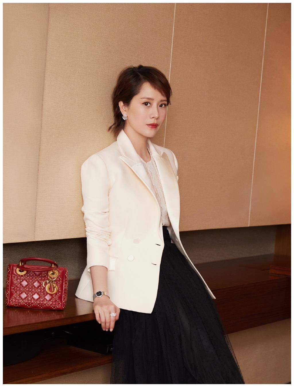 海清白色西装搭配黑色半身裙,减龄时髦,和42岁时尚辣妈不一样,真不错.