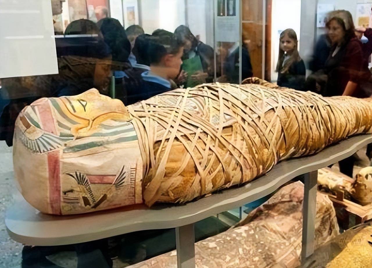 原创
拉美西斯三世被谋杀,专家对木乃伊进行考古,复原了他遇刺的过程