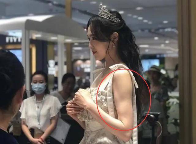 原创唐嫣近照手臂粗壮疑发福网友都是抱孩子练出来的肌肉