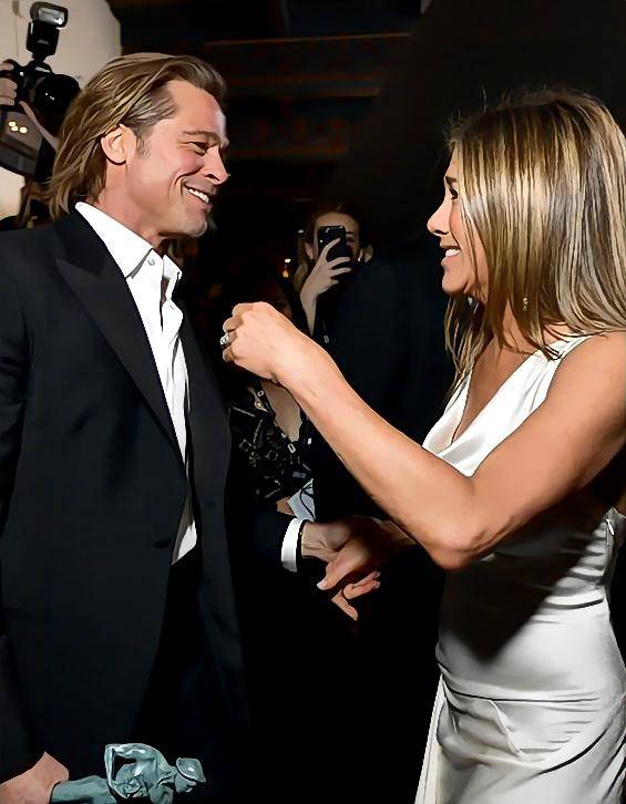 原创皮特和安妮斯顿离婚十四年重聚牵手笑谈50岁的安妮斯顿身材好