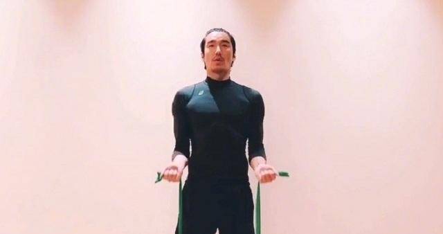 49岁胡兵近照曝光忘记年龄学小鲜肉扎长辫努力健身却难逃油腻