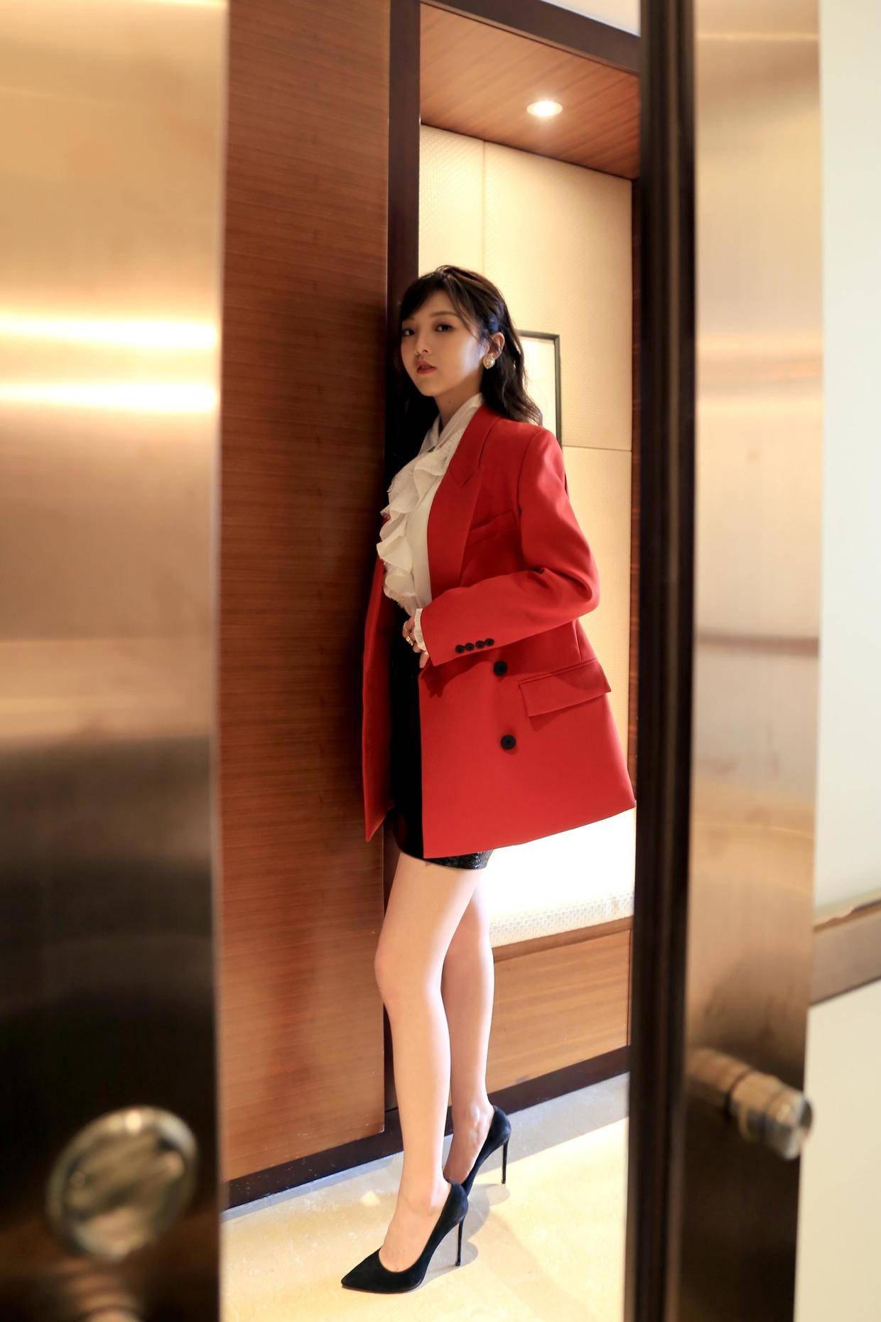 强东玥虽颜值不高但身材不差穿短外套配露脐装气质不输超模