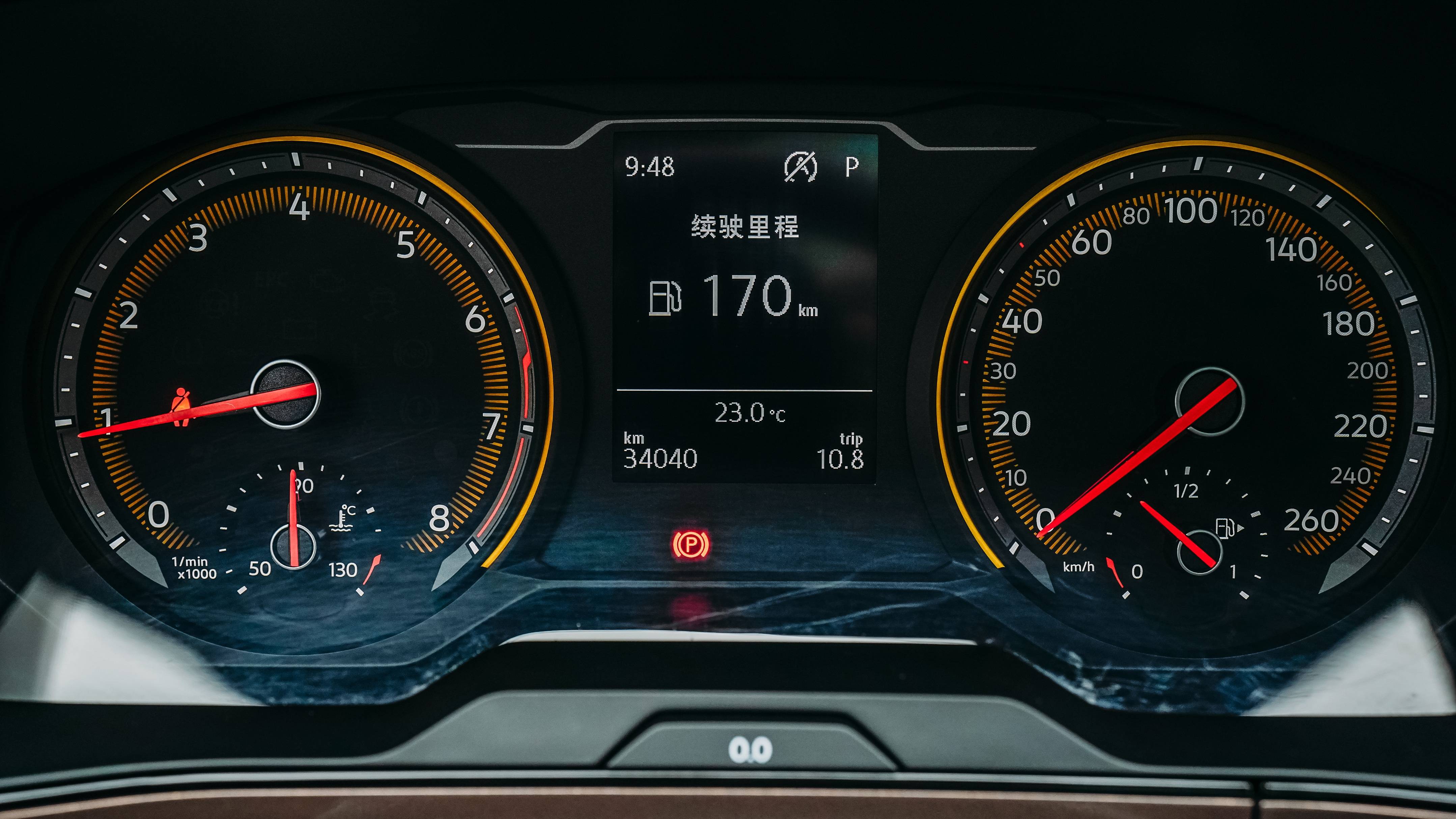 真皮包裹,外圈偏细,握感细腻,双圆形的机械仪表盘,整体功能和显示效果