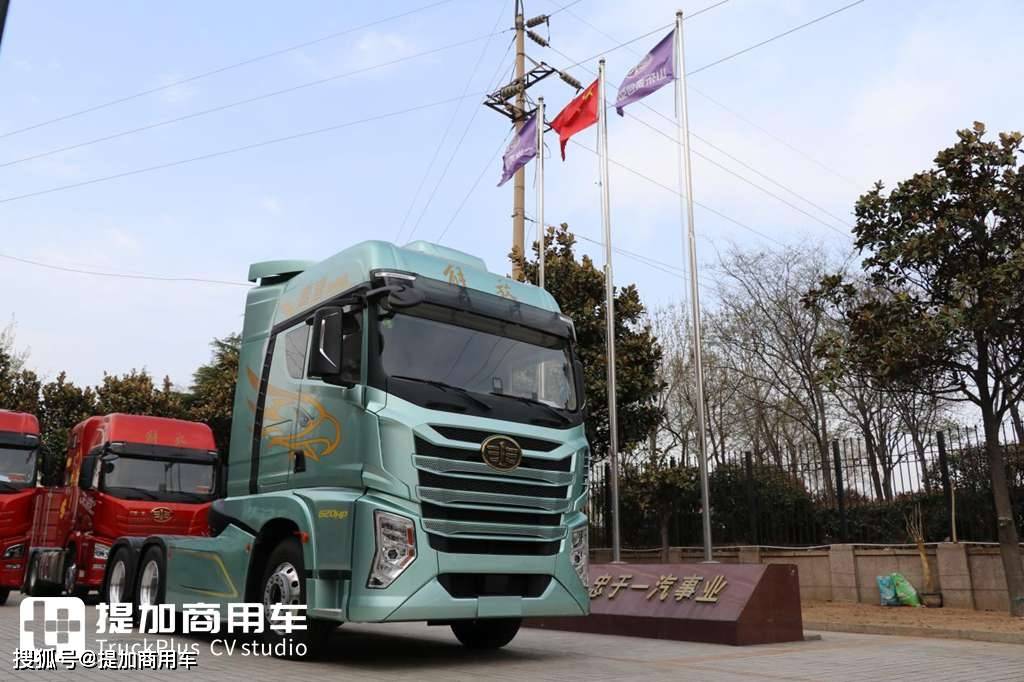 最高660马力,新款15升发动机加入,解放鹰途牵引车底盘配置实拍