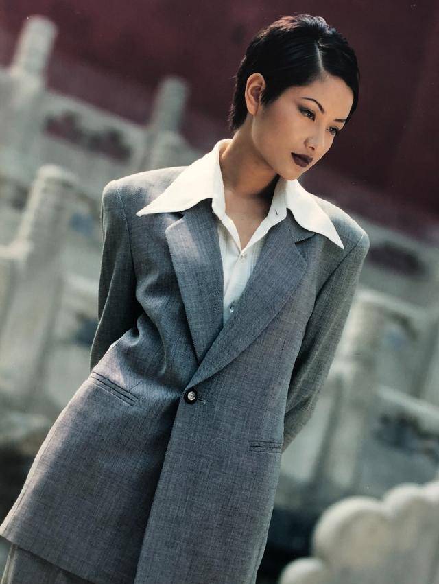 瞿颖近照曝光身穿白色衬衫扎着丸子头身材略显发福皮肤黝黑