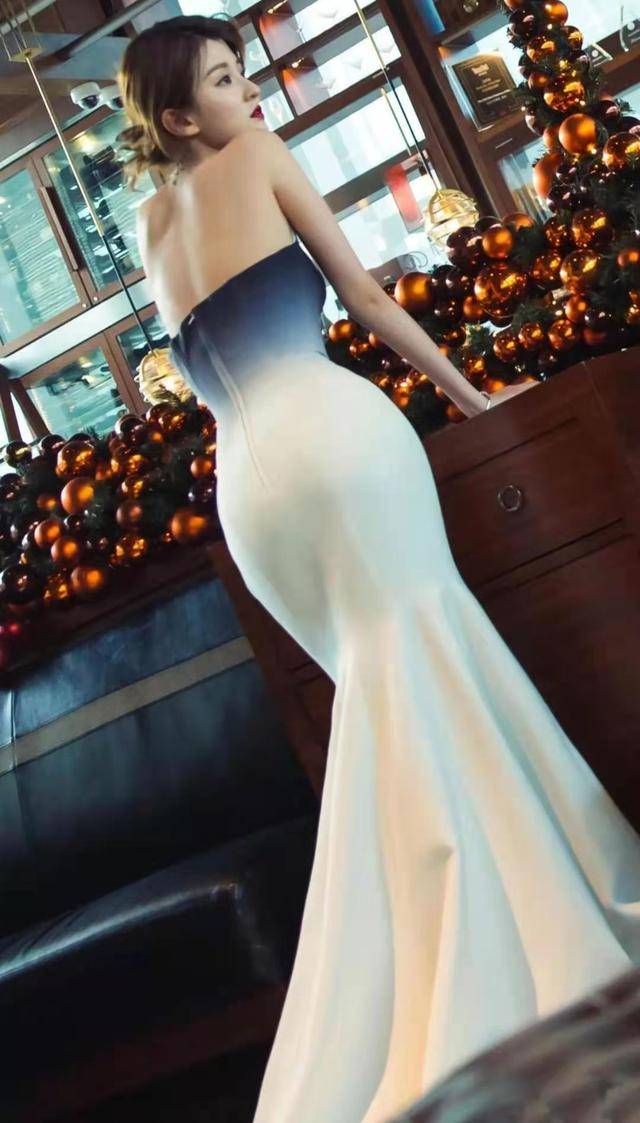 乔欣的"蜜桃臀"好惹眼,穿渐变抹胸长裙,s曲线也太有"料"了