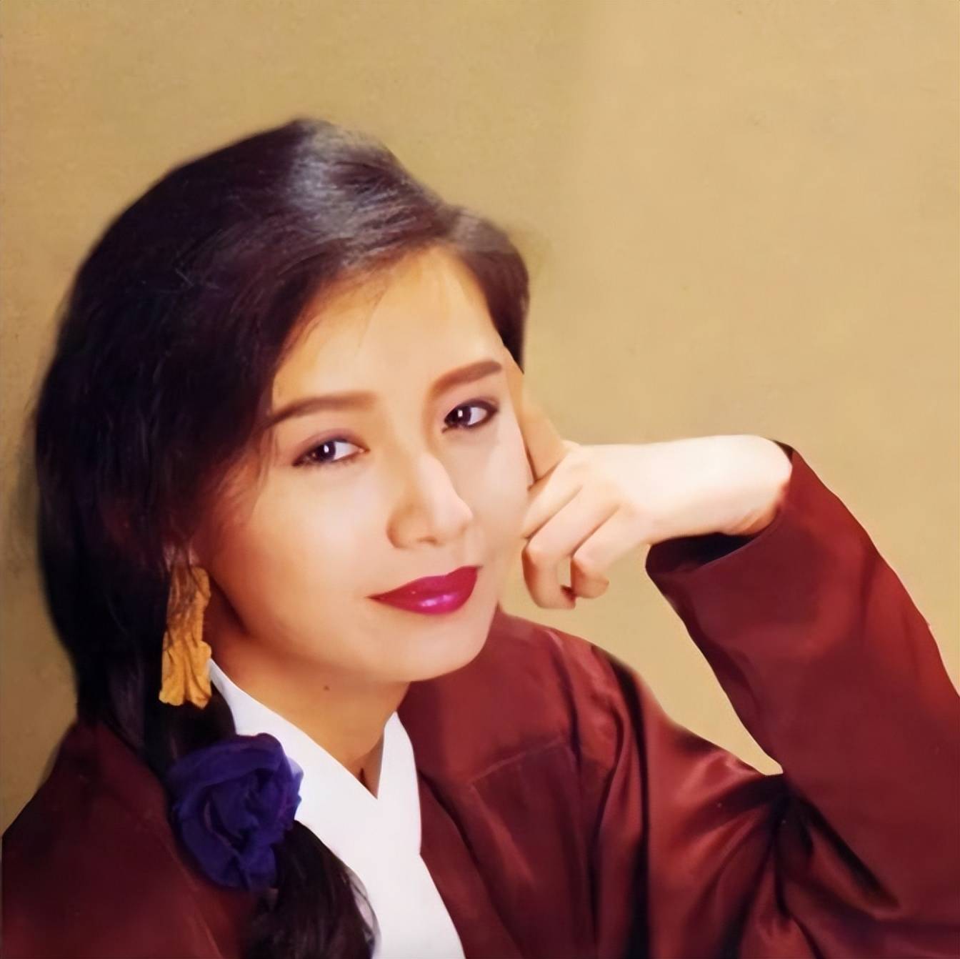 无线"九龙女"出道即巅峰,如今有人成了豪门弃妇,有人香消玉损_曾华倩