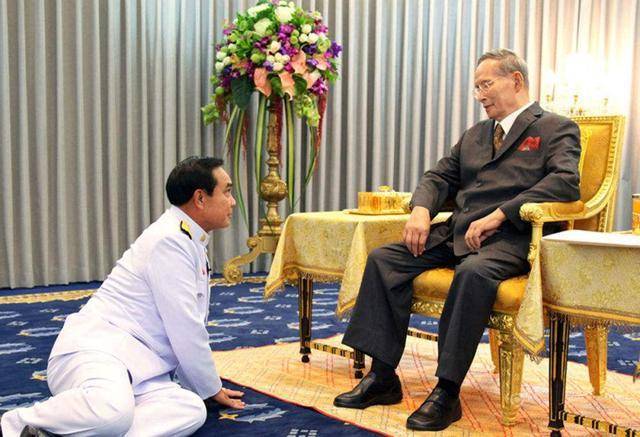 遇到泰国王室，当地人需要立刻下跪，中国游客：我们怎么办啊？
