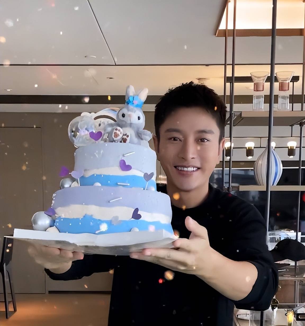 原创李小璐被曝与贾乃亮复合亲自送蛋糕庆38岁生日男方强势辟谣