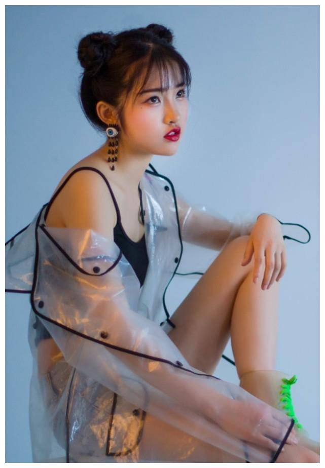 都说次惑小仙女不适合扎头发,结果她还扎哪吒头,网友:想谈恋爱