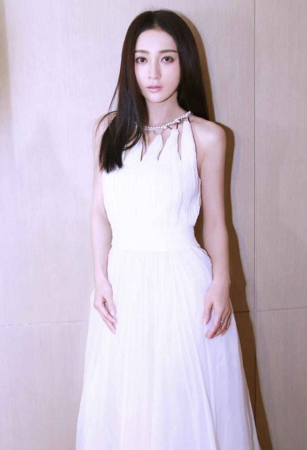 姚笛恋爱后气质都变高级了,穿白色连衣裙配亮相,犹如出水芙蓉_身材