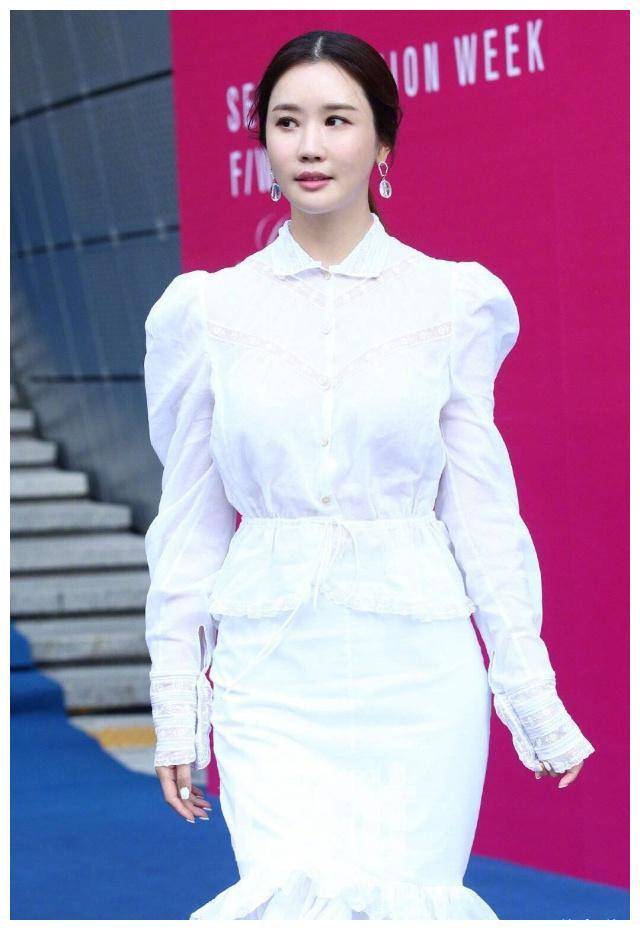 原创35岁李多海现身穿简约小白裙搭微卷长发气质优雅女神范