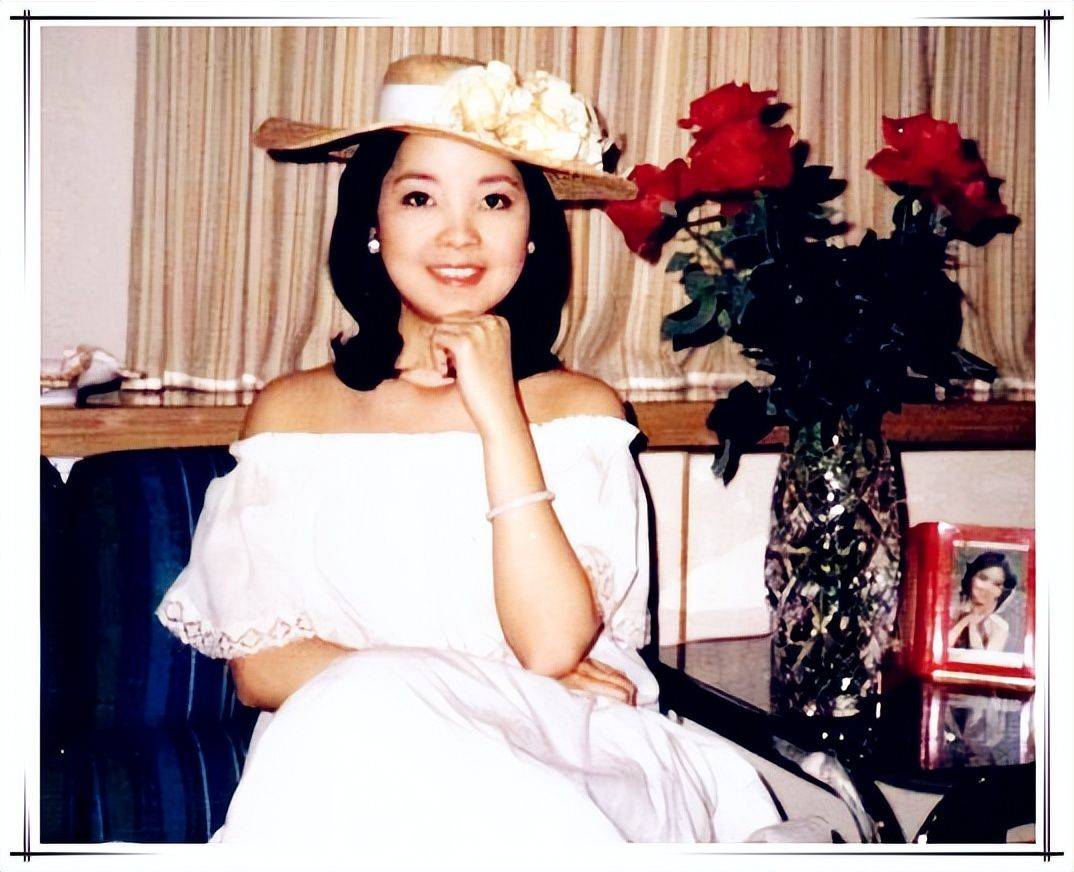 原创邓丽君80年代的甜美穿搭碎花裙配坡跟鞋歌甜人美造型也是一绝