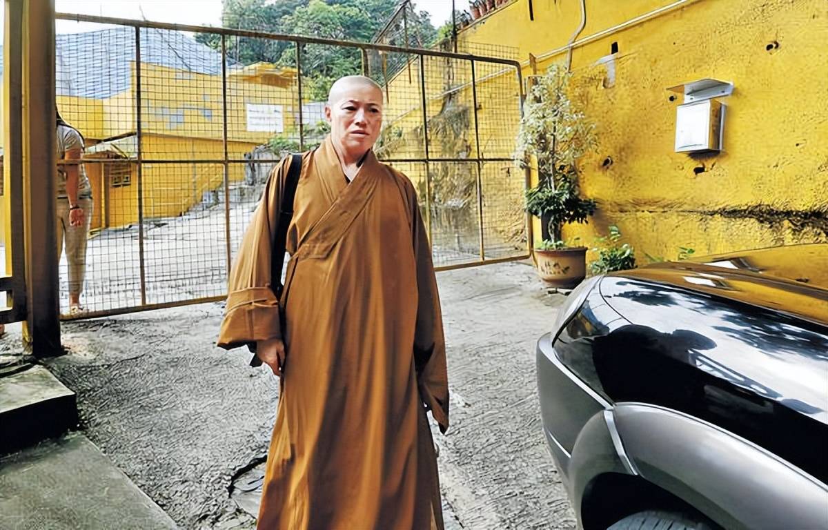 不仅出入有司机豪车接送,还住上了豪宅,据传这栋豪宅价值数千万元