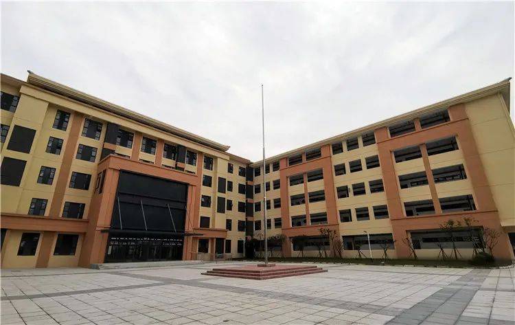 新校园风景四川省洪雅中学校地处具有"中国氧都"之称的国家级生态县