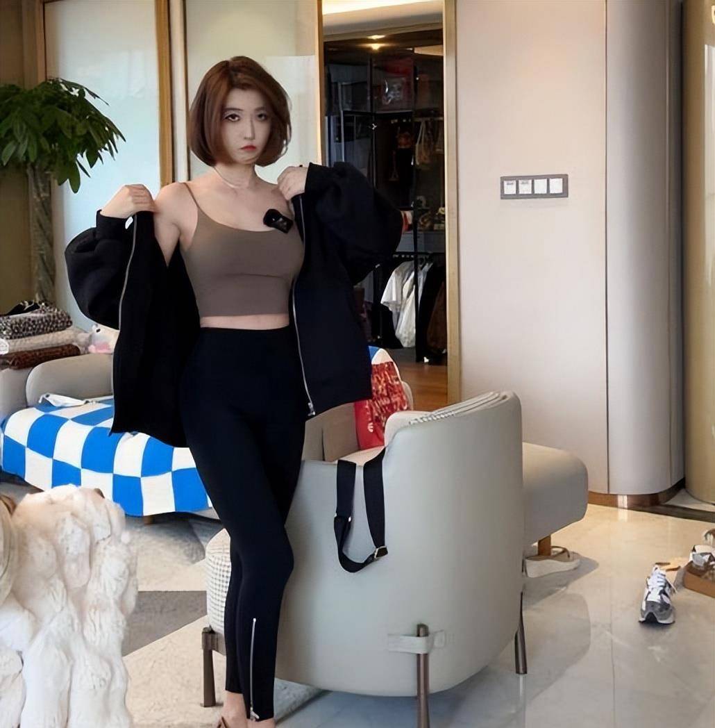 网红聂小雨穿旗袍秀身材,小腹突出引争议,网友:孩子几个月了?