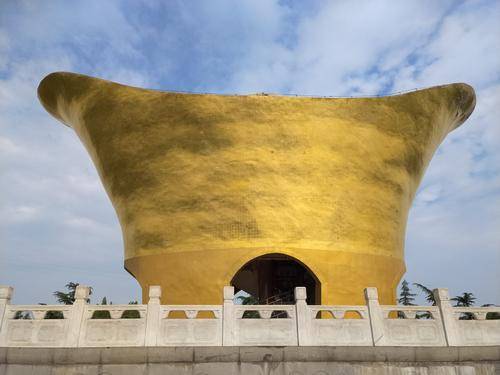 这座被人们不看好的建筑物名字叫做元宝亭,就位于邯郸的元宝山的山峰